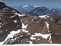 Zoom sul cerro Bonete Chico e sul monte Pissis visti dalla vetta del Tres Cruces centrale