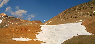 La sella tra le cime centrale e sud del nevado de Tres Cruces vista dal campo base al tramonto