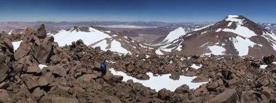 Panorama dalla vetta del Tres Cruces Sud con Adriano in discesa