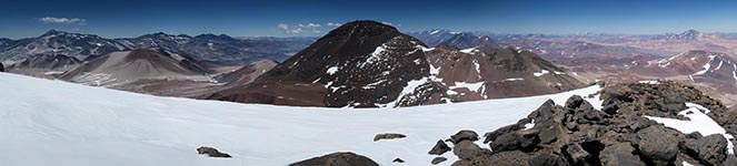 Panorama sud dalla vetta del Nevado de Tres Cruces centrale, al centro dell'immagine la cima sud e appena a destra il Bonete Chico e il monte Pissis