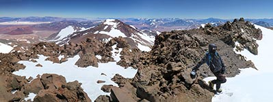 Panorama dalla vetta del Tres Cruces Sud con Adriano Dal Cin, sullo sfondo la cima centrale e nord