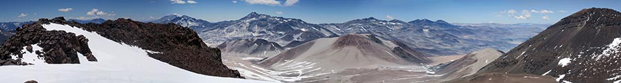 Panorama a 180° a sud-est dalla vetta del Nevado de Tres Cruces centrale, 6629 m, al centro il Nevado Ojos del Salado