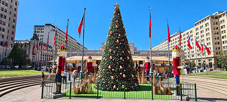 Natale in Plaza de la Constitucion a Santiago del Cile dietro 'La Moneda'