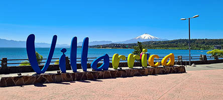 Lungolago di Villarica, sullo sfondo l'omonimo vulcano
