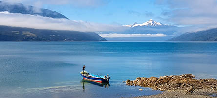 Il porticciolo di Cochamo nello stretto di Reloncavi, sullo sfondo il monte Yate