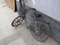 Una bicicletta parcheggiata in strada