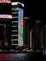 Grattacieli con insegne luminose sui bund