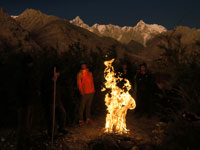 Fuoco in un bivacco lungo il fiume