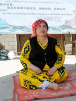 Esattrice all'ingresso della città vecchia di Kashgar