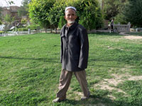 Anziano in un giardinetto a Kashgar