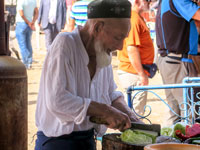Ristoratore al mercato domenicale del bestiame di Kashgar
