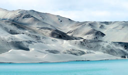 Dune che si gettano nel lago di Kangxiwa