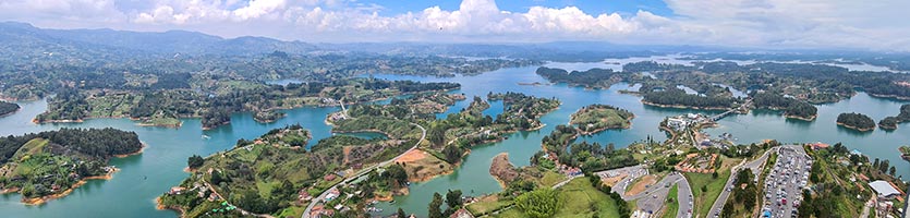 Panorama a 180° sul lago del Peñol dalla cima della Piedra del Peñol
