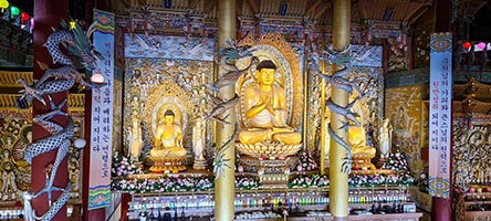 Il grande Buddha nalla sala principale del tempio di Yakcheonsa a Jeju