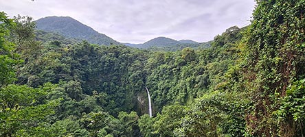 Il salto di 70 m della cascata La Fortuna nei pressi del villaggio di La Fortuna
