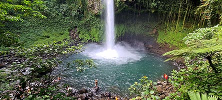 Bagnanti alla cascata La Fortuna
