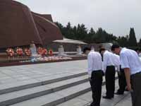 Inchini alla madre di Kim Jong Il