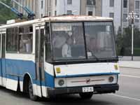 Vetusto autobus carico di passeggeri
