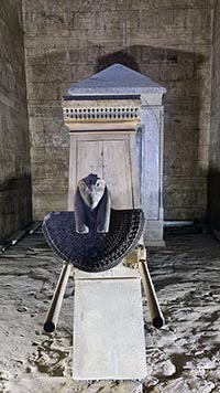 Arca all'interno del sancta sanctorum del tempi di Edfu