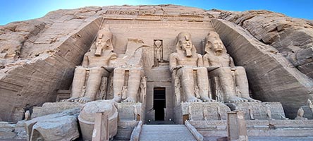 Ingresso del tempio di Ramses II ad Abu Simbel al tramonto