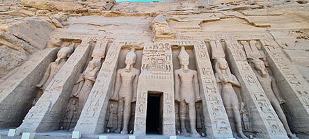 La facciata del tempio di Nefertari ad Abu Simbel al tramonto
