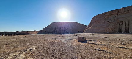 Templi di Ramses II e Nefertari ad Abu Simbel al tramonto
