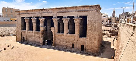 Facciata del tempio di Khnum a Esna