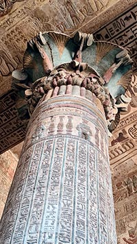 Colonna a fiore di loto nel tempio di Khnum a Esna