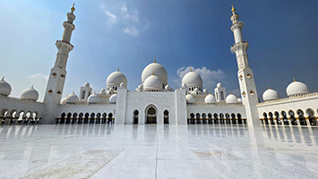 Piazzale interno della gran moschea dello Sceicco Zayed
