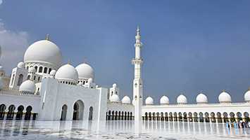 Piazzale interno della gran moschea dello Sceicco Zayed