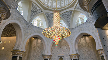 Lampadario gigante nella gran moschea dello Sceicco Zayed