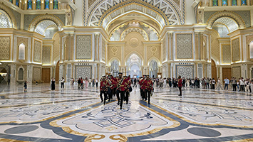 Banda musicale nel salone del Palazzo Presidenziale degli Emirati Arabi Uniti