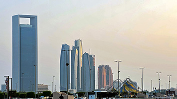 In primo piano la Torre del quartier generale della Abu Dhabi National Oil Company (ADNOC)