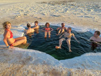 Gruppo al bagno in una pozza salina soprassatura