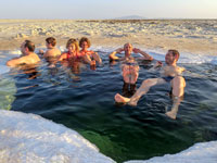 Gruppo al bagno in una pozza salina soprassatura bis
