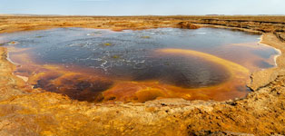 'Lago giallo' dalle acque soprassature colorate di rosso