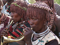 Donne Hamar con strumenti musicali
