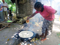Preparazione dell'injera in un villaggio Ari nei pressi di Jinka