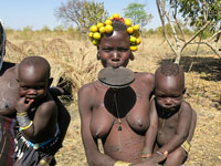 Donna Mursi con bambino al Mago NP