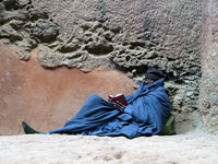 Lalibela, pellegrino in lettura