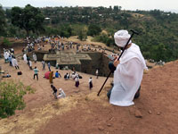 Lalibela, pellegrini diretti a San Giorgio