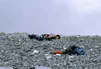 Cadavere congelato sulla cresta nord-est poco sopra il 2° step
