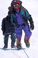 Sherpa in marcia verso il campo 2