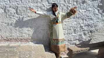 Donna cinese sulle scale del Potala