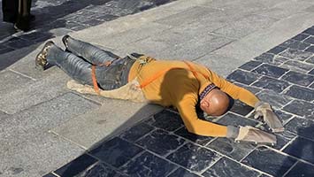 Devoto tibetano lungo il kora del Jokhang