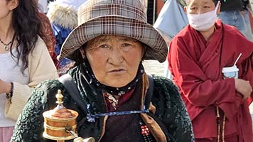 Anziana tibetana lungo il kora del Jokhang
