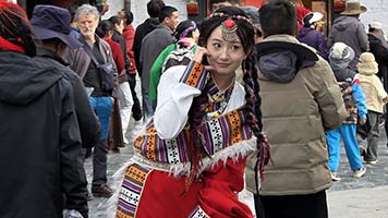Giovane cinese in costune tibetano si fa fotografare in piazza Barkor