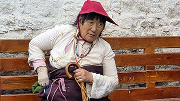 Tibetana lungo il kora del Jokhang