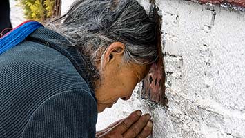 Devota tibetana davanti al tempio del Jokhang