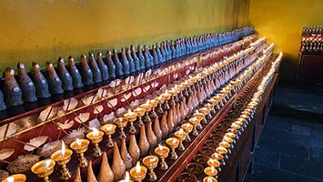 Offerte al tempio di Pelkor Chode (Kum Bum) a Gyantse